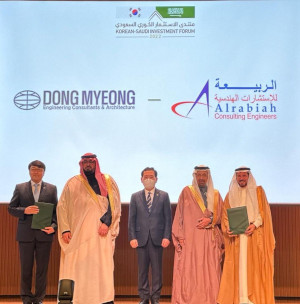 Dr. Alrabiah after Signing MOU with Korean Company along with Minister of Investment